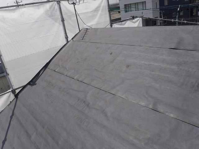 防水シートを敷き終わった屋根